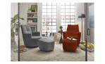 Hocker set one 1450 in der Farbausführung yellow orange, mit den passenden Sessel und ein weiteren Sessel und Hocker in einer anderen Farbe