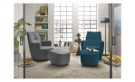 Hocker set one 1450 in der Farbausführung azure blue, mit den passenden Sessel und ein weiteren Sessel und Hocker in einer anderen Farbe