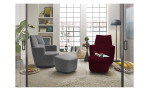 Hocker set one 1450 in der Farbausführung ruby red, mit den passenden Sessel und ein weiteren Sessel und Hocker in einer anderen Farbe