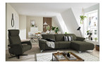 Komfort - Ecksofa Musterring MR 370, in der Farbausführung olive mit einem Sessel, im Raum stehend
