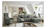 Komfort - Ecksofa Musterring MR 370, in der Farbausführung platin mit einem Sessel, im Raum stehend