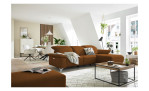 Komfort - Ecksofa Musterring MR 370, in der Farbausführung brandy mit einem Hocker, in einem Raum stehend