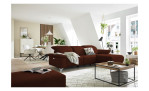 Komfort - Ecksofa Musterring MR 370, in der Farbausführung kupfer mit einem Hocker, in einem Raum stehend