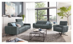 Sofa 3-Sitz MR 260 in einem Echtlederbezug in Steel. Auf einem dekorierten Hintergrund