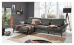 Ecksofa MR 1350 in einem Echtlederbezug in Anthrazit. Auf einem dekorierten Hintergrund