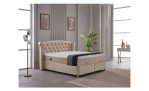 Bett Mello, in der Farbausführung Beige, in einem Raum stehend mit Kissen und Tagesdecke