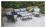 Lounge-Set von LC Garden in grau, bestehend aus 2 Sesseln, Sofa und Tisch, Ansicht im Milieu