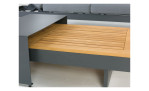 Lounge-Set Accra mit Tischplatten aus Akazienholz, Gestell in Anthrazit aus Aluminium und dunkelgrauen Polsterauflagen, Detail Couchtisch