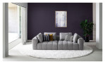 Basis-Bigsofa Elements im Bezugsstoff Silver.  Auf eineme dekorierten Hintergrund.