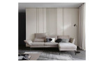 Komfort - Ecksofa Spin, in der Farbausführung taupe, in einem Raum stehend mit einer RFückenneigung und der runtergeklappten Armlehne auf der rechten Seite