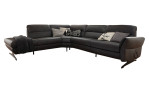 Ecksofa Salerno in der Farbe Anthrazit und einigen Kissen zusehen. 