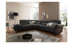 Ecksofa Salerno in der Farbe Anthrazit und einigen Kissen zusehen in einem Wohnraum zusehen.