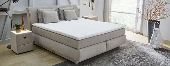 beiges, kuscheliges Boxspringbett
