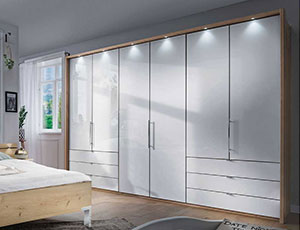 weißer, moderner Falttürenschrank mit Beleuchtung