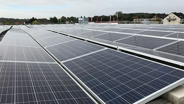 Solaranlagen auf dem Dach der Möbel Heinrich Filiale in Hameln