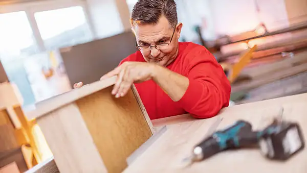 Möbel Heinrich Mitarbeiter in der Werkstatt