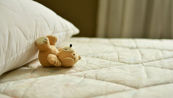 alte Matratze mit Teddybär alte Matratze mit Teddybär
