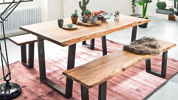 Tisch mit Baumkante Tisch mit Baumkante