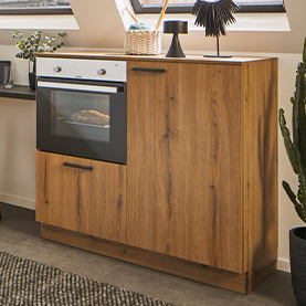 Express-Winkelküche Plan / Clean mit Vorratsschrank und Highboard im Dekor Eiche astig, ausgestattet mit eingebautem Backofen Express-Winkelküche Plan / Clean mit Vorratsschrank und Highboard im Dekor Eiche astig, ausgestattet mit eingebautem Backofen