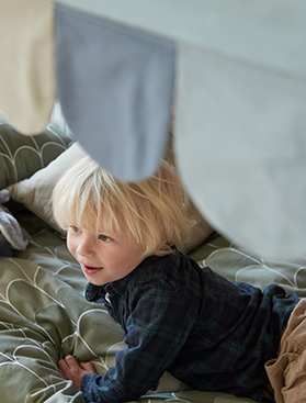 Flexa Spielmöbel Kind liegt auf Flexa Bett