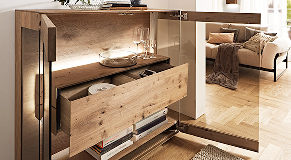 Massivholz-Highboard mit Glastüren und Schublade