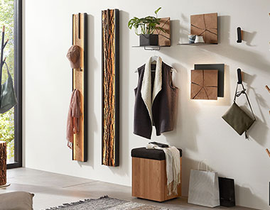Holz Wandgarderobe Runa mit Rinden-Applikation