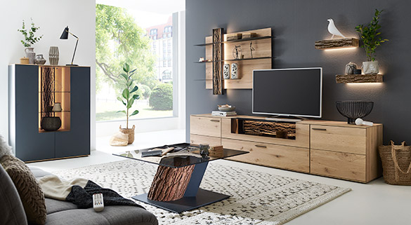 Wohnwand, Sideboard und Couchtisch aus Echtholz mit Absetzungen aus Baumrinde