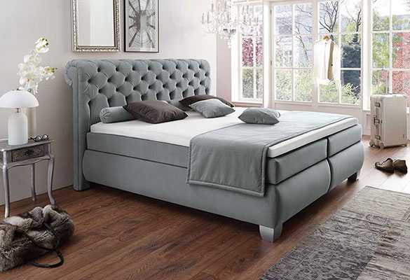 Boxspringbett Jan van Dyk Chandler Boxspringbett Chandler aus Mikrofaser in Hellgrau, mit Kissen und Überwurf