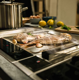 Braten auf Teppan Yaki mit Tischlüfter Braten auf Teppan Yaki mit Tischlüfter