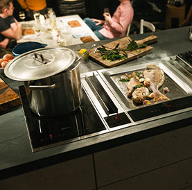 Kochfeldabzug mit Dunstabzug zwischen Teppan Yaki und Ceranfeld auf Arbeitsfläche Kochfeldabzug mit Dunstabzug zwischen Teppan Yaki und Ceranfeld auf Arbeitsfläche