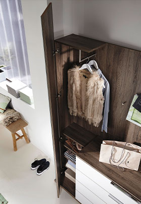 Holz-Garderobe mit weißen Schubladen Holz-Garderobe mit weißen Schubladen
