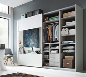 geöffneter Kleiderschrank geöffneter Kleiderschrank