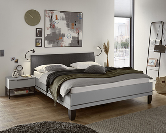 Bett in zwei Grautönen