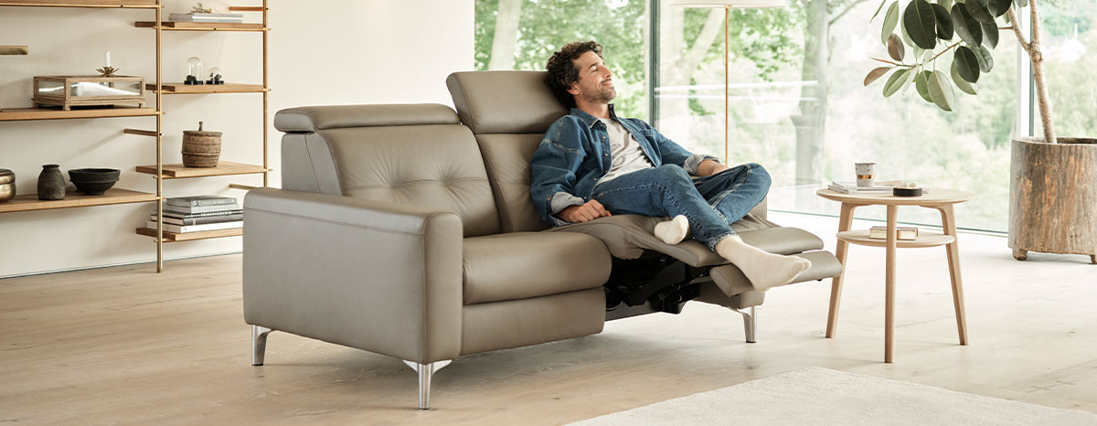 Mann entspannt auf Stressless® Sofa Anna A1