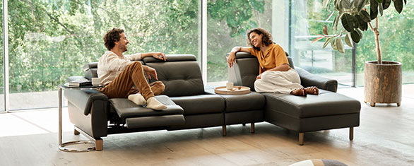 Frau und Mann entspannen auf Stressless Sofa Anna A3