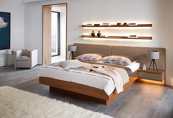 Bett mit 2 beleuchteten Wandregalen Bett mit 2 beleuchteten Wandregalen