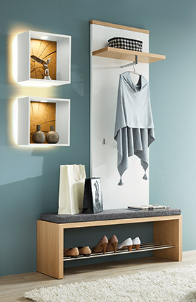 Garderobe mit beleuchteten Wandelementen Garderobe mit beleuchteten Wandelementen