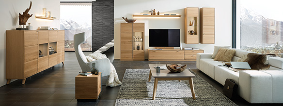 holzfarbene Wohnzimmermöbel und weißes Sofa holzfarbene Wohnzimmermöbel und weißes Sofa