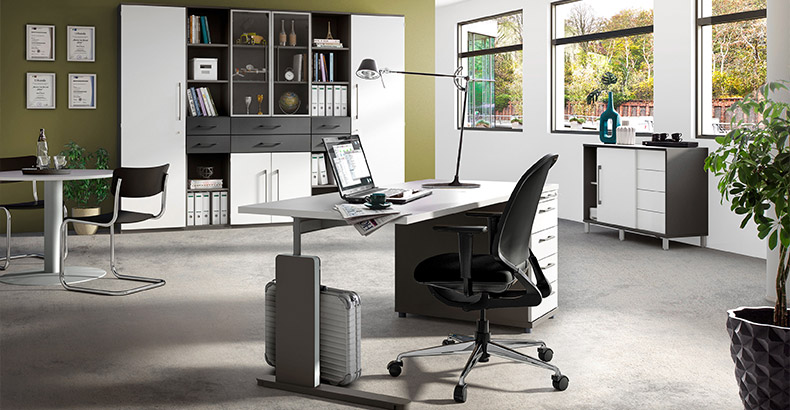 Röhr Techno 5910 Röhr Büro in Weiß mit teilweise schwarzen Fronten