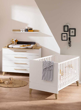 Skandinavische Babyzimmerserie Oscar, in Kreideweiß mit Eichenholz